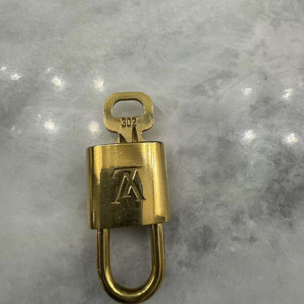 Authentic Louis Vuitton, lock and key - Picture 2 of 2